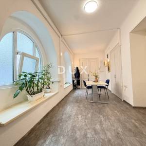 RIJEKA, KORZO - Poslovni prostor s 3 prostorije, kupaonicom i WC-om