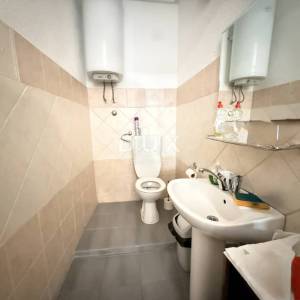 RIJEKA, KORZO - Poslovni prostor s 3 prostorije, kupaonicom i WC-om