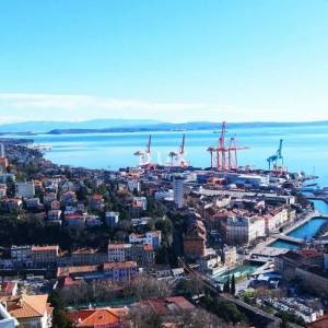 RIJEKA, KOZALA - namješten trosoban stan s pogledom na more!