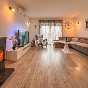 RIJEKA, KUKULJANOVO - uređen 3S+DB u prizemlju s 356m2 okućnice 