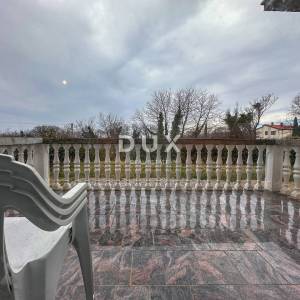 RIJEKA, KUKULJANOVO - uređen 3S+DB u prizemlju s 356m2 okućnice 