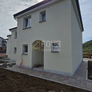 Rijeka, Škurinje, 99.08m2, dvoetažni stan/kuća u nizu, okućnica