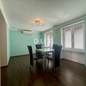 RIJEKA, STROGI CENTAR - Stan na 3. katu, 66 m2, useljiv, investicija!