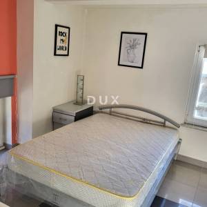 RIJEKA, SUŠAK - Poslovni prostor+dvije garsonijere,  blizu centra grada, 240m2