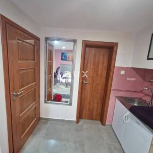 RIJEKA, SUŠAK - Poslovni prostor+dvije garsonijere,  blizu centra grada, 240m2