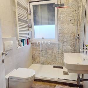 RIJEKA, TURNIĆ - Hitna prodaja: ekskluzivan stan 3S+DB s terasom s pogledom na more u zgradi novije gradnje, prilika!