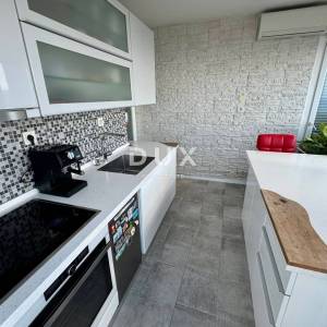 RIJEKA, TURNIĆ - Kompletno uređen dvosobni klasični stan s panoramskim pogledom na Kvarner, 64m2