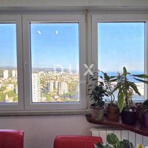RIJEKA, TURNIĆ - Kompletno uređen dvosobni klasični stan s panoramskim pogledom na Kvarner, 64m2