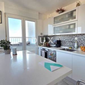 RIJEKA, TURNIĆ - Kompletno uređen dvosobni klasični stan s panoramskim pogledom na Kvarner, 64m2