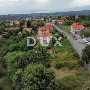RIJEKA, VIŠKOVO - građevinsko zemljište za dvije zgrade blizu Viškova na odličnoj lokaciji uz asfaltiranu cestu