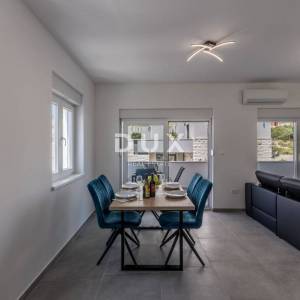 ROGOZNICA, ZEČEVO – Nova apartmanska zgrada s 5 jedinica, 90 m od mora