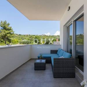 ROGOZNICA, ZEČEVO – Nova apartmanska zgrada s 5 jedinica, 90 m od mora