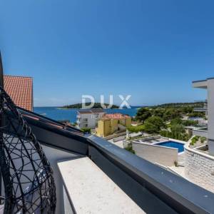 ROGOZNICA, ZEČEVO – Nova apartmanska zgrada s 5 jedinica, 90 m od mora