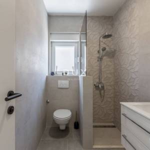 ROGOZNICA, ZEČEVO – Nova apartmanska zgrada s 5 jedinica, 90 m od mora