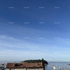 ROVINJ – prodaja stana s pogledom na more, garažom i parkirnim mjestom.