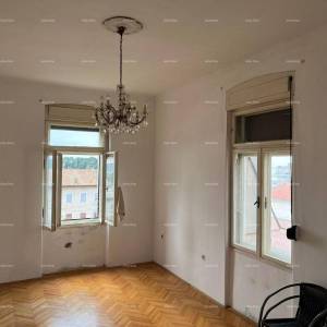 ROVINJ – prodaja stana s pogledom na more, garažom i parkirnim mjestom.