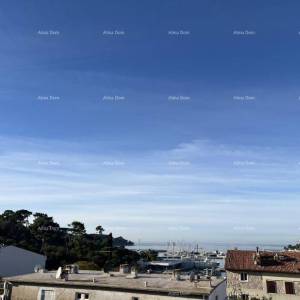 ROVINJ – prodaja stana s pogledom na more, garažom i parkirnim mjestom.