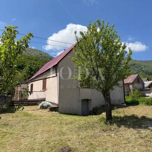 Samostojeća prizemnica na mirnoj lokaciji s dodatnim objektom od 20 m²