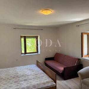 Samostojeća prizemnica na mirnoj lokaciji s dodatnim objektom od 20 m²