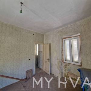Šarmantna kamena kuća za renovaciju u Jelsi