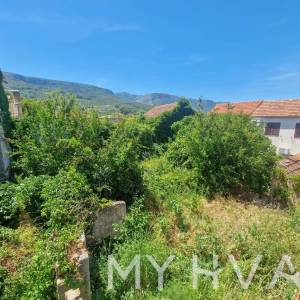 Šarmantna kamena kuća za renovaciju u Jelsi