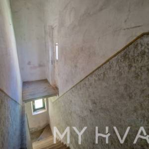 Šarmantna kamena kuća za renovaciju u Jelsi