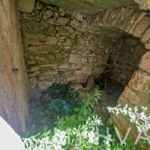 Šarmantna kamena kuća za renovaciju u Jelsi