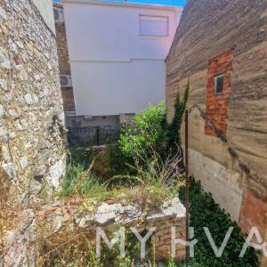 Šarmantna kamena kuća za renovaciju u Jelsi