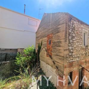 Šarmantna kamena kuća za renovaciju u Jelsi