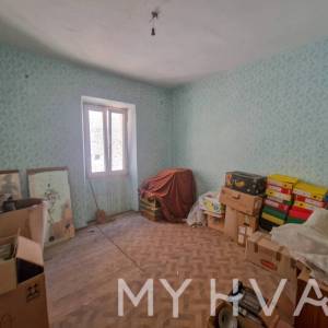 Šarmantna kamena kuća za renovaciju u Jelsi