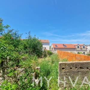 Šarmantna kamena kuća za renovaciju u Jelsi