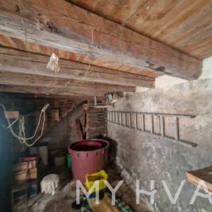 Šarmantna kamena kuća za renovaciju u Jelsi