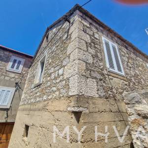 Šarmantna kamena kuća za renovaciju u Jelsi