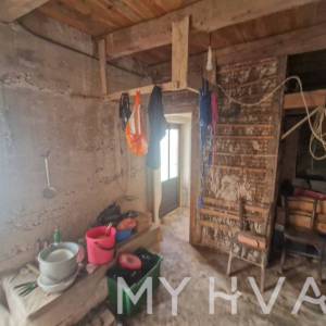 Šarmantna kamena kuća za renovaciju u Jelsi