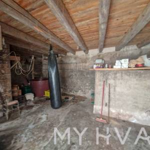 Šarmantna kamena kuća za renovaciju u Jelsi
