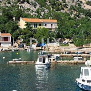 SENJ, DONJA KLADA - Kuća prvi red do mora, idealna za odmor 