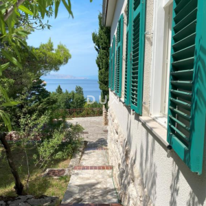 SENJ, OKOLICA - Ekskluzivna rezidencija u prvom redu do mora