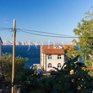 Senj,stan u prizemlju sa prostranom terasom