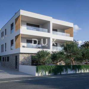 ŠIBENIK, BRODARICA – 1. red uz more, zadnji kat, terasa 15 m², pogled
