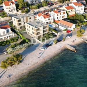 ŠIBENIK, BRODARICA – 1. red uz more, stan s vrtom, novogradnja