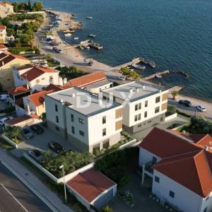 ŠIBENIK, BRODARICA – 2. red uz more, pogled, terasa, zadnji kat