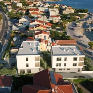 ŠIBENIK, BRODARICA – 2. red uz more, zadnji kat, pogled, terasa 