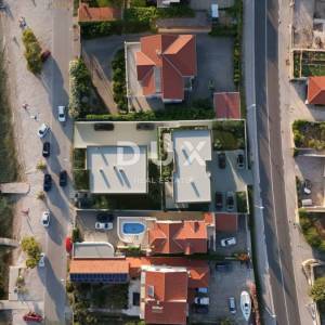 ŠIBENIK, BRODARICA – 2. red uz more, stan s terasom, NOVOGRADNJA!
