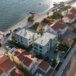 ŠIBENIK, BRODARICA – 2. red uz more, 67 m² vanjskog prostora, NOVOGRADNJA!