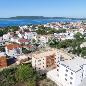 ŠIBENIK, BRODARICA - prekrasan dvosoban stan u prizemlju S3 s velikim vrtom i terasom