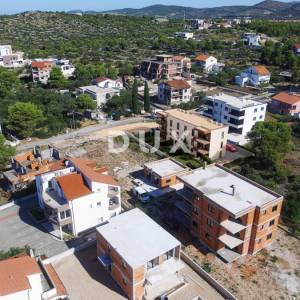 ŠIBENIK, BRODARICA - prekrasan dvosoban stan u prizemlju S3 s velikim vrtom i terasom