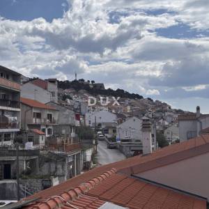 ŠIBENIK, CRNICA  – Dvoetažni stan sa pogledom i garažom, 250 m² 
