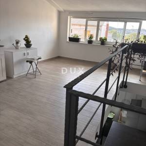 ŠIBENIK, CRNICA  – Dvoetažni stan sa pogledom i garažom, 250 m² 