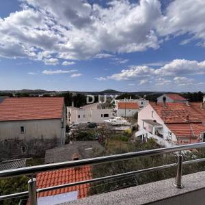 ŠIBENIK, CRNICA  – Dvoetažni stan sa pogledom i garažom, 250 m² 