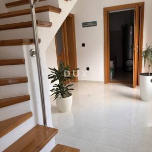 ŠIBENIK, CRNICA  – Dvoetažni stan sa pogledom i garažom, 250 m² 